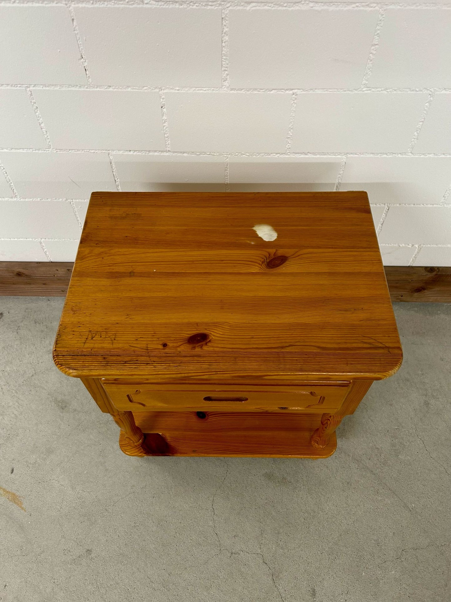 Nachttisch/Beistelltisch aus massivem Holz Top!
