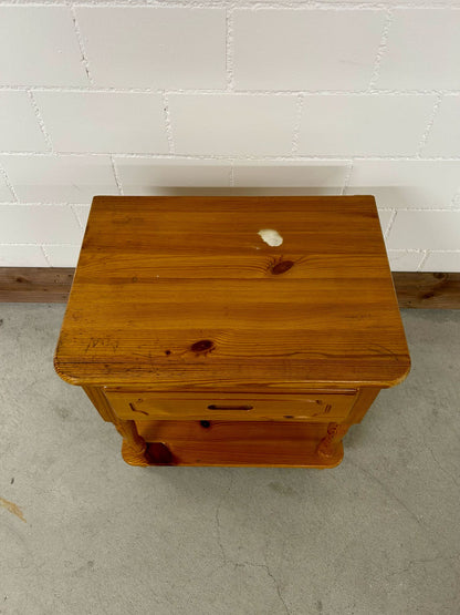 Nachttisch/Beistelltisch aus massivem Holz Top!