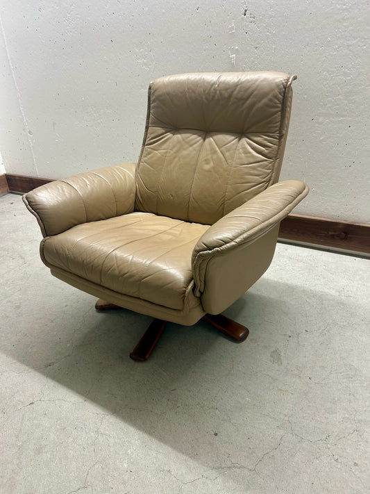 Mid-Century Leder Drehsessel, Möbelindustrie SEM