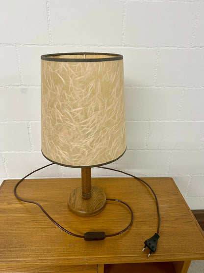 Vintage Tischlampe Holzfuss Lampenschirm aus Pergament
