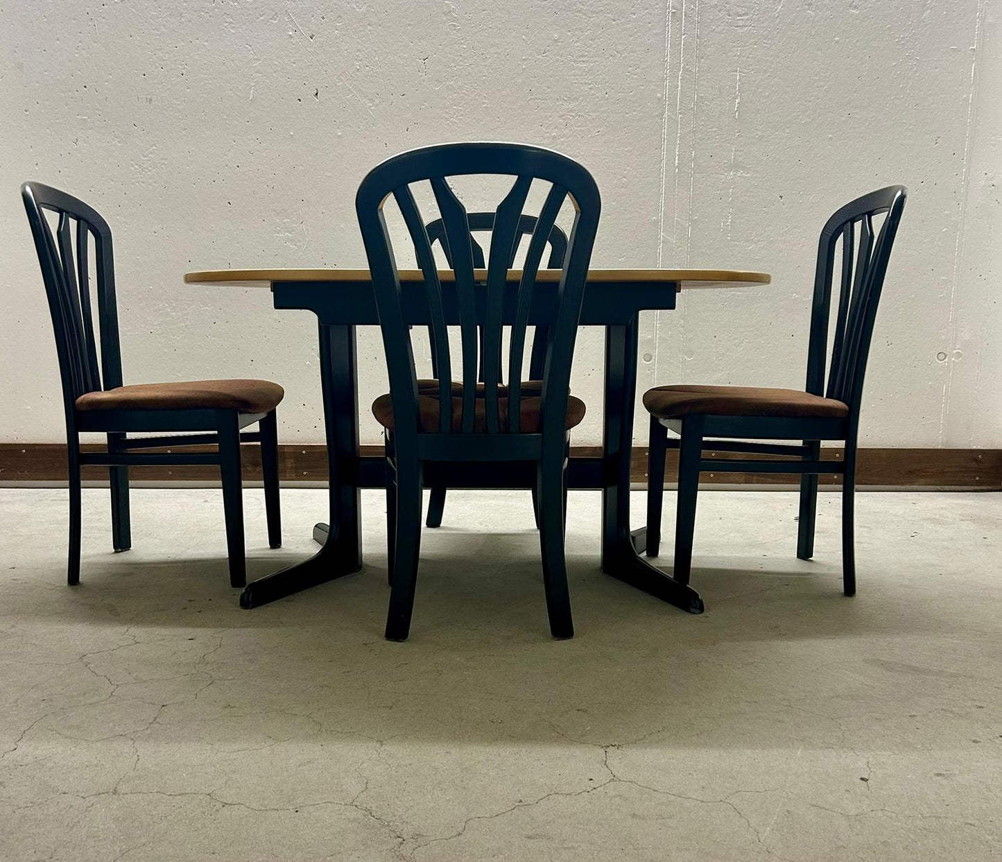 Esstischgruppe, 1 ausziehbarer Tisch und 4 Stühle, 5 teilig