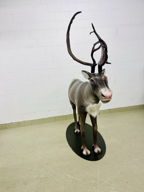 Lebensgrosser Rentier aus Polyesterguss und Airbrush