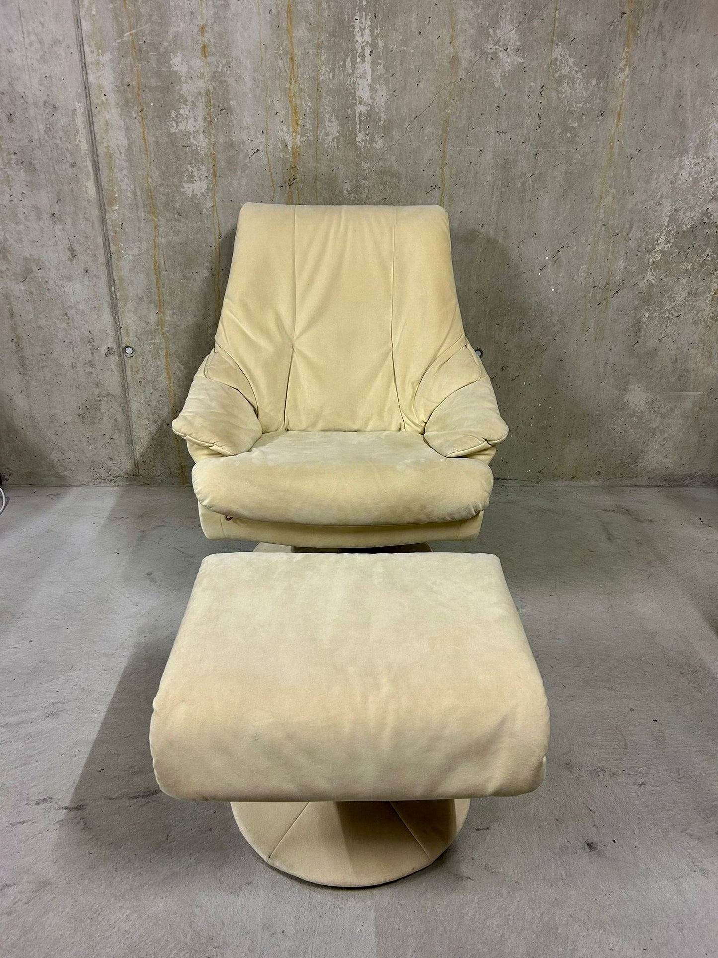Bequemer Wildleder Sessel mit Hocker, von a.r.s, Relax Sessel