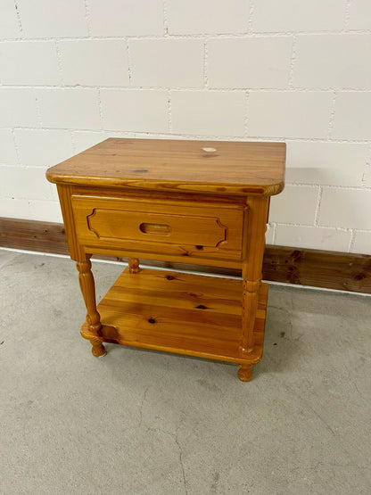 Nachttisch/Beistelltisch aus massivem Holz Top!