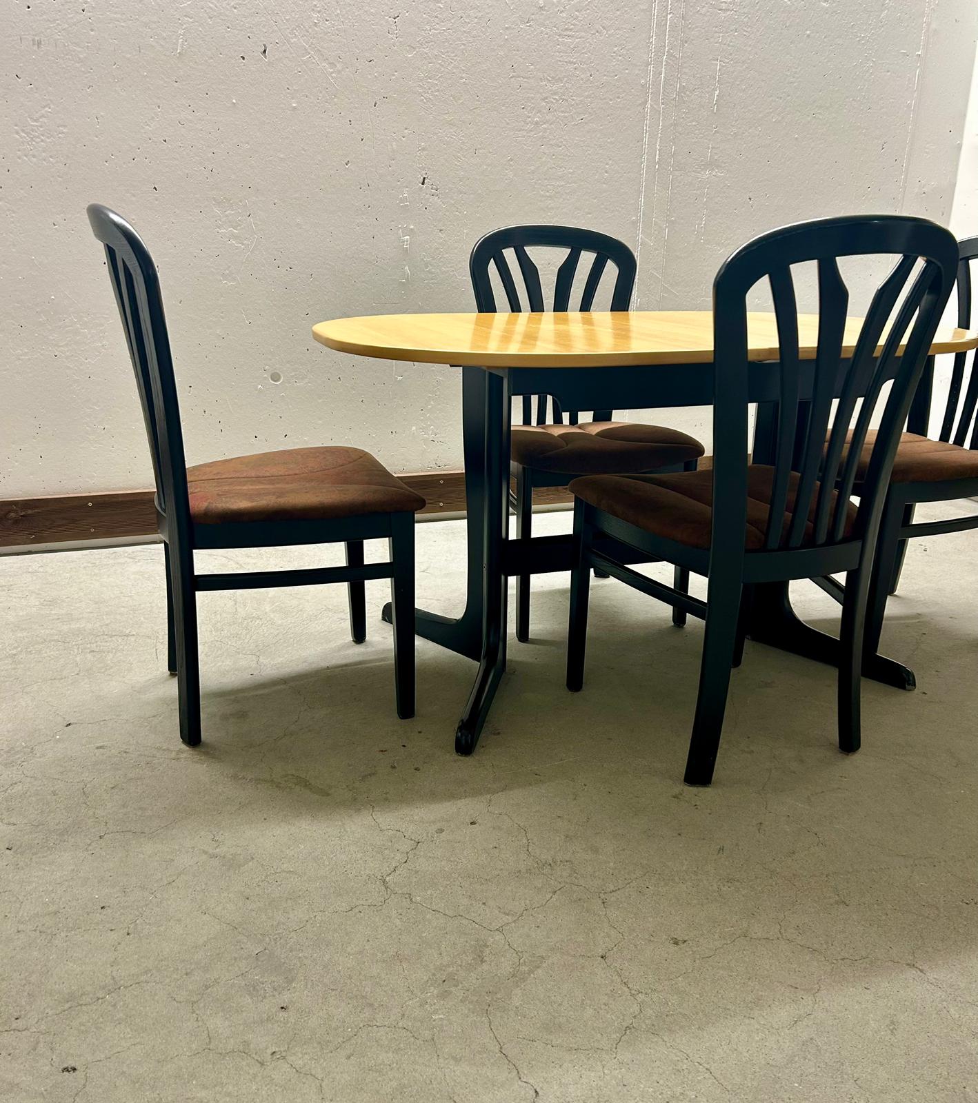 Esstischgruppe, 1 ausziehbarer Tisch und 4 Stühle, 5 teilig