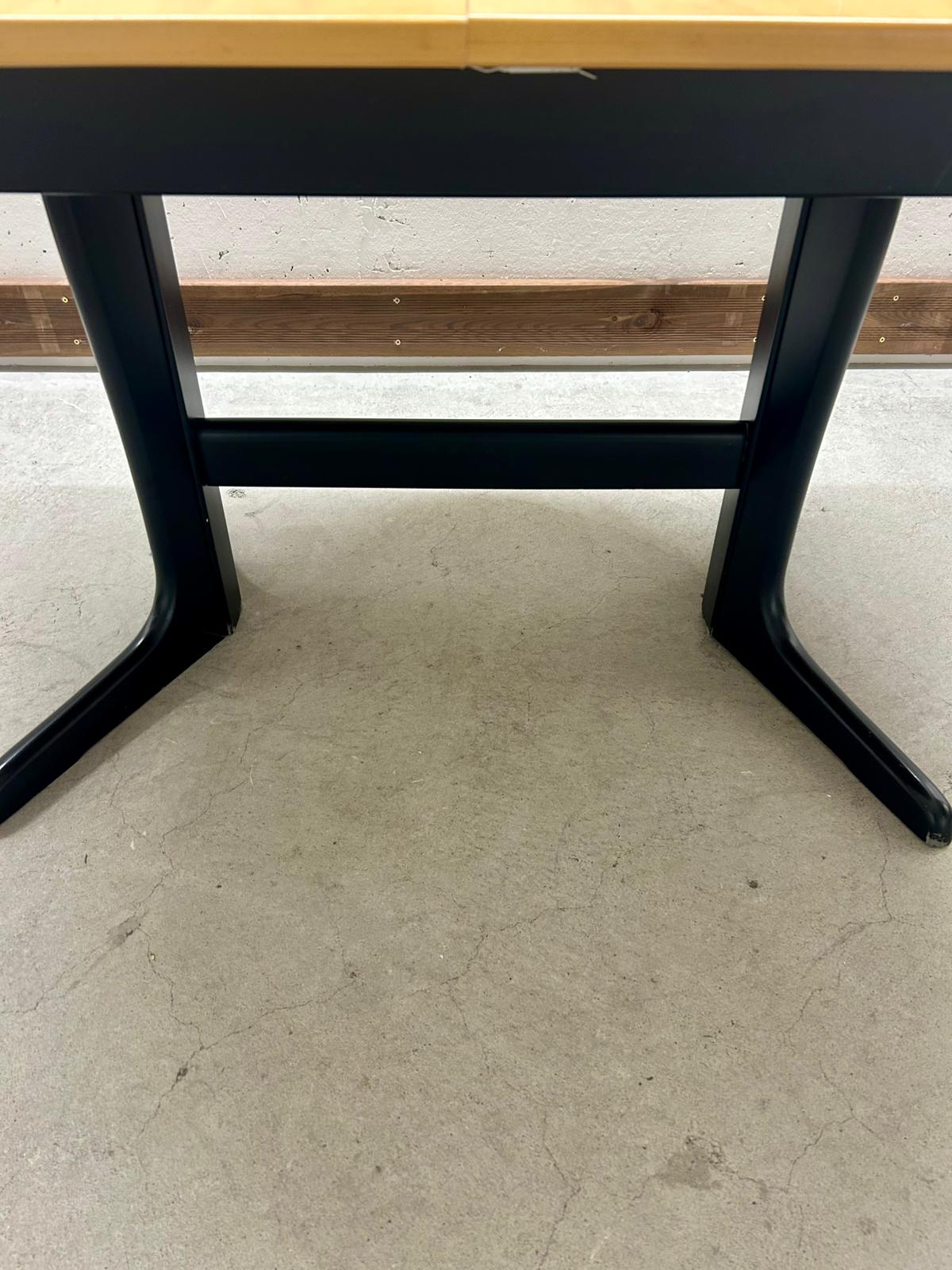 Ausziehbarer Esstisch helles Holz schwarzes Gestell oval