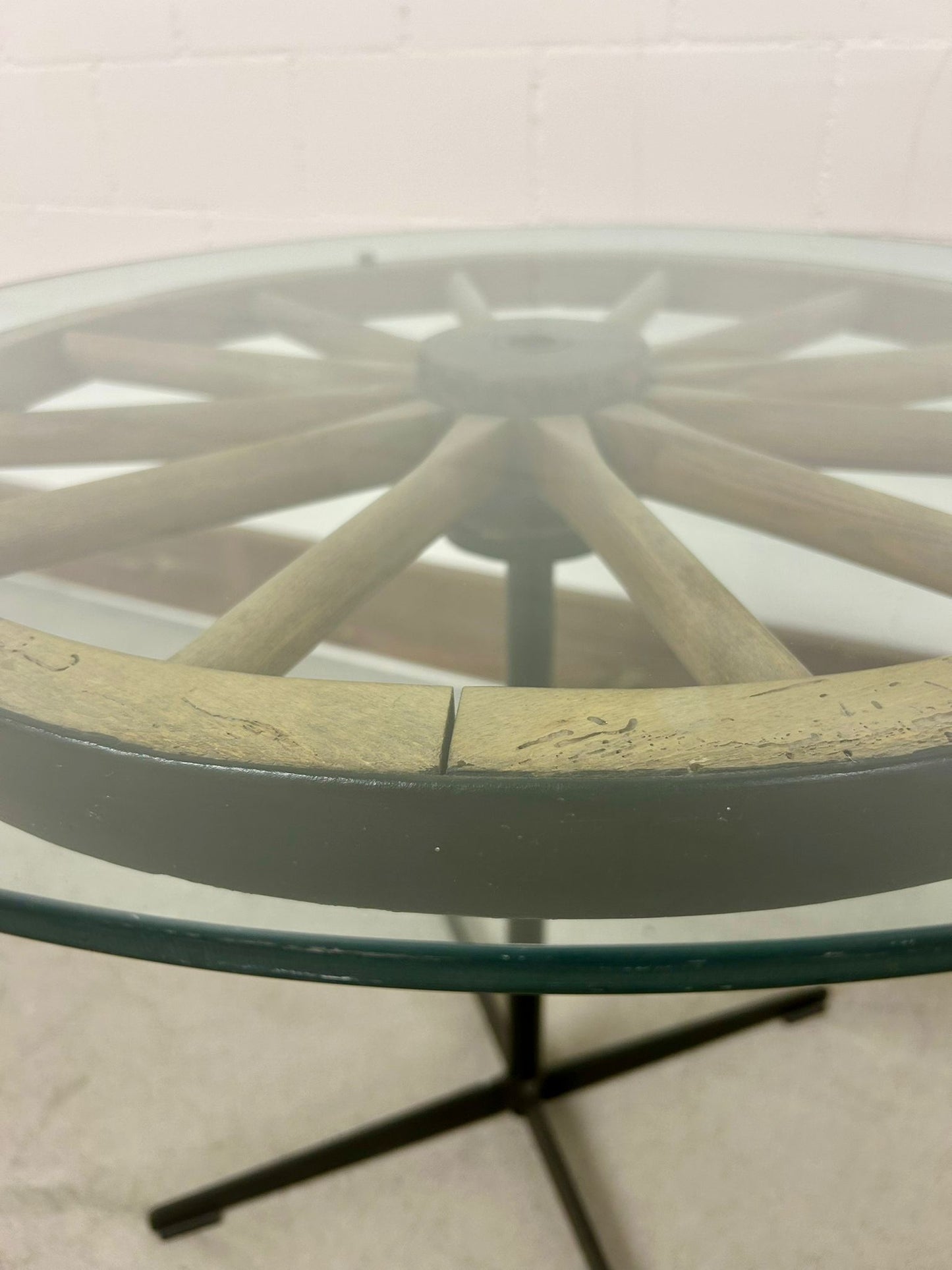 Vintage Retro Tisch mit Wagenrad Glasplatte Beistelltisch