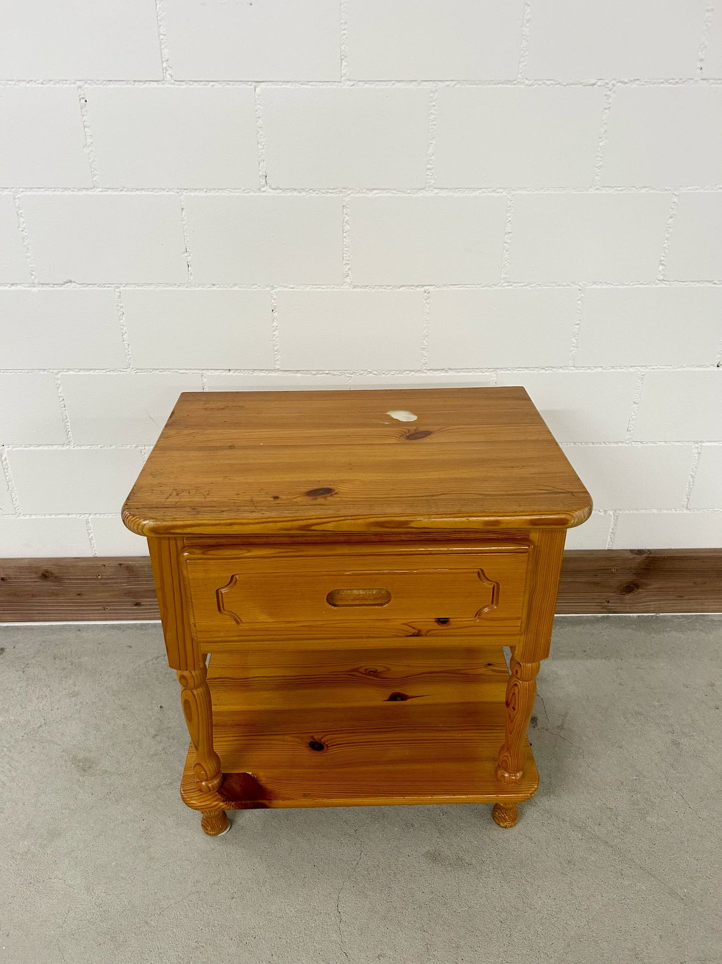 Nachttisch/Beistelltisch aus massivem Holz Top!