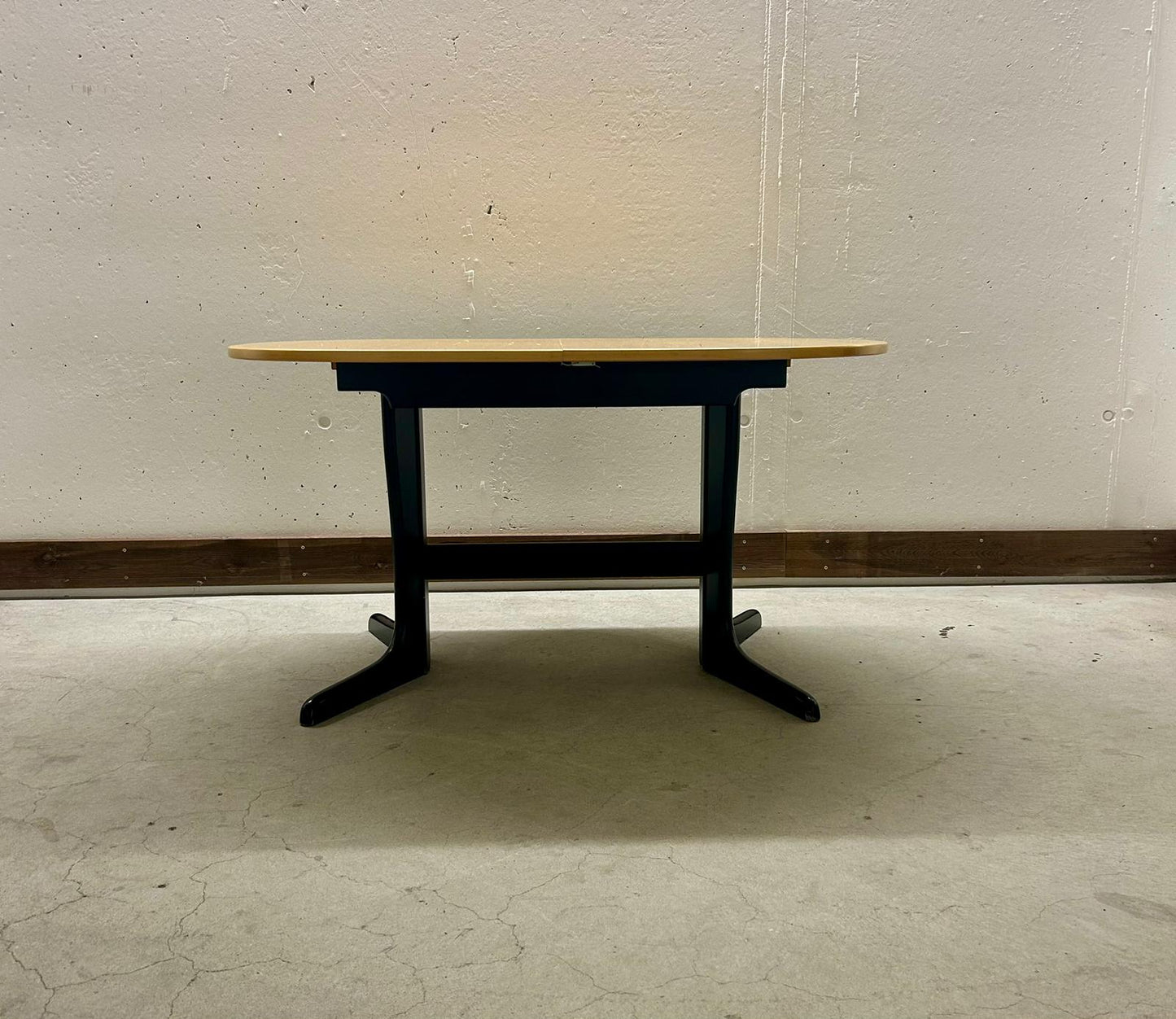 Ausziehbarer Esstisch helles Holz schwarzes Gestell oval