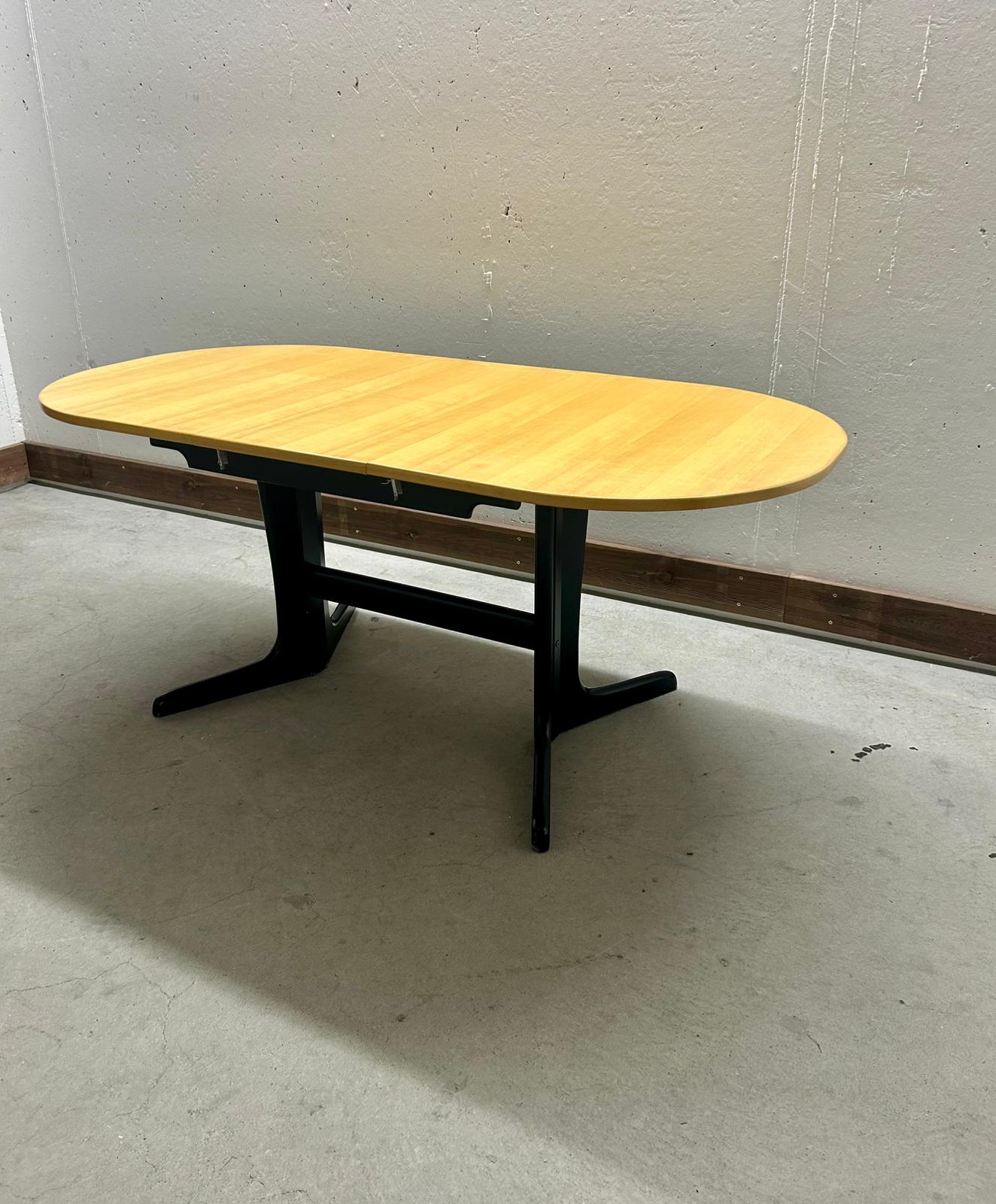 Esstischgruppe, 1 ausziehbarer Tisch und 4 Stühle, 5 teilig