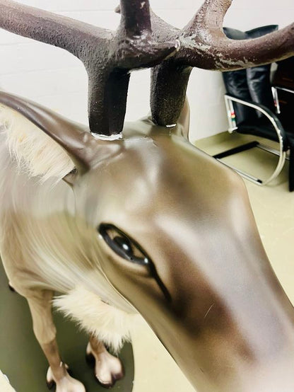 Lebensgrosser Rentier aus Polyesterguss und Airbrush