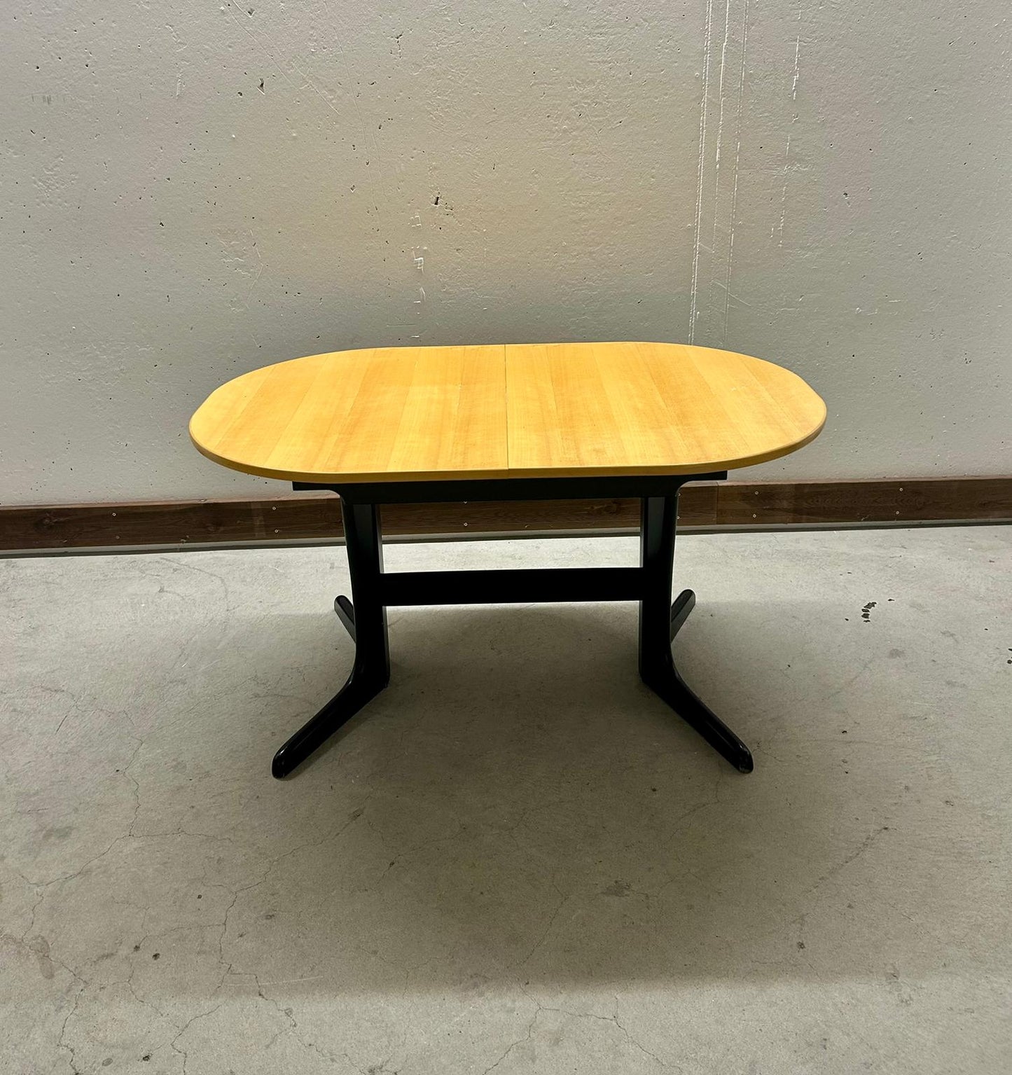 Ausziehbarer Esstisch helles Holz schwarzes Gestell oval