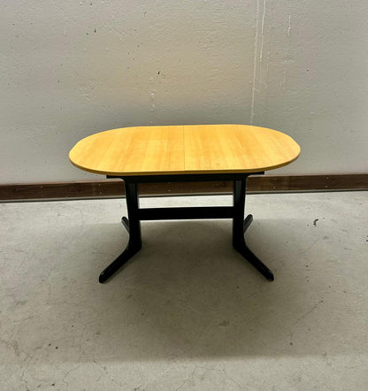 Esstischgruppe, 1 ausziehbarer Tisch und 4 Stühle, 5 teilig