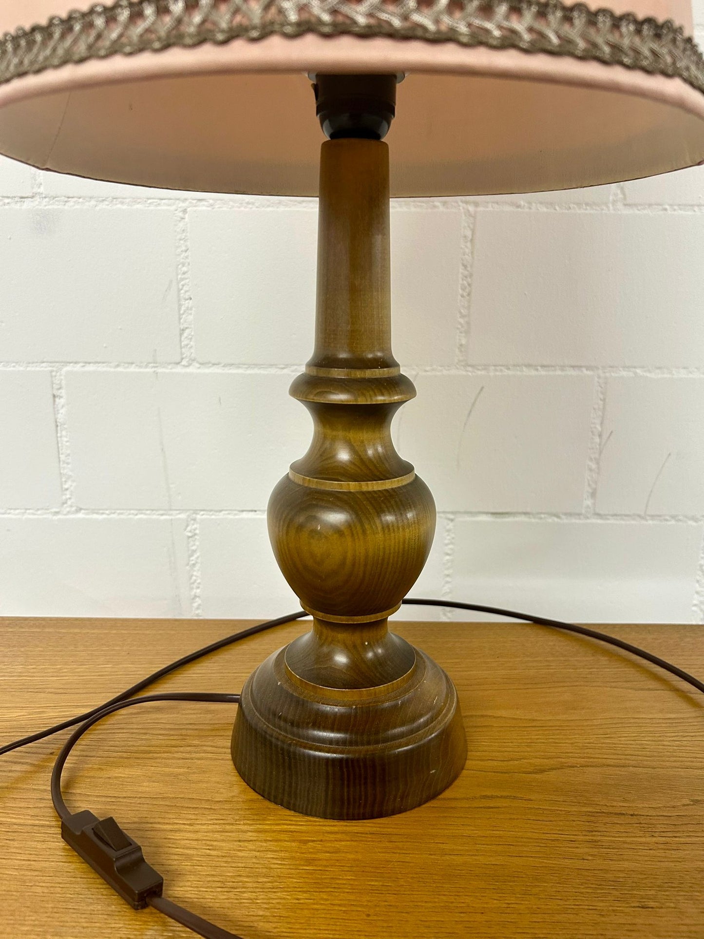 Holz Tischlampe mit rosa Lampenschirm Vintage Antiquität