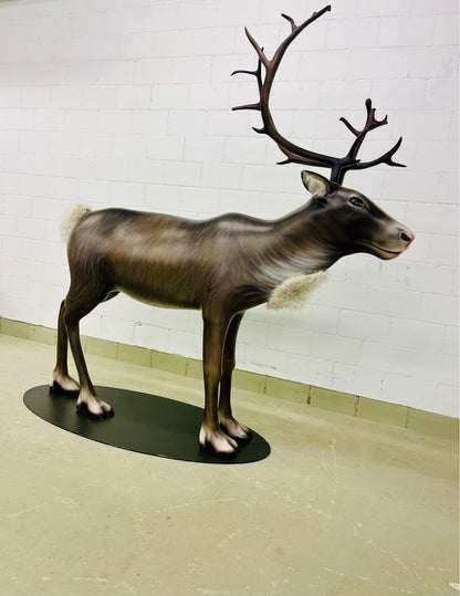 Lebensgrosser Rentier aus Polyesterguss und Airbrush