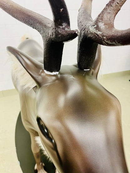 Lebensgrosser Rentier aus Polyesterguss und Airbrush