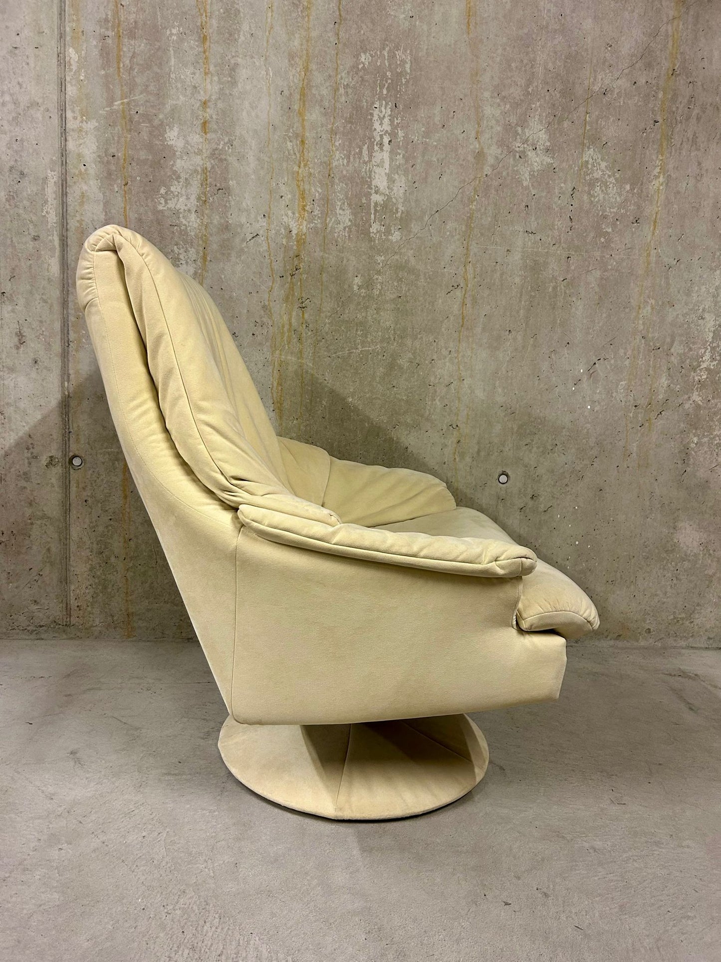 Bequemer Wildleder Sessel mit Hocker, von a.r.s, Relax Sessel