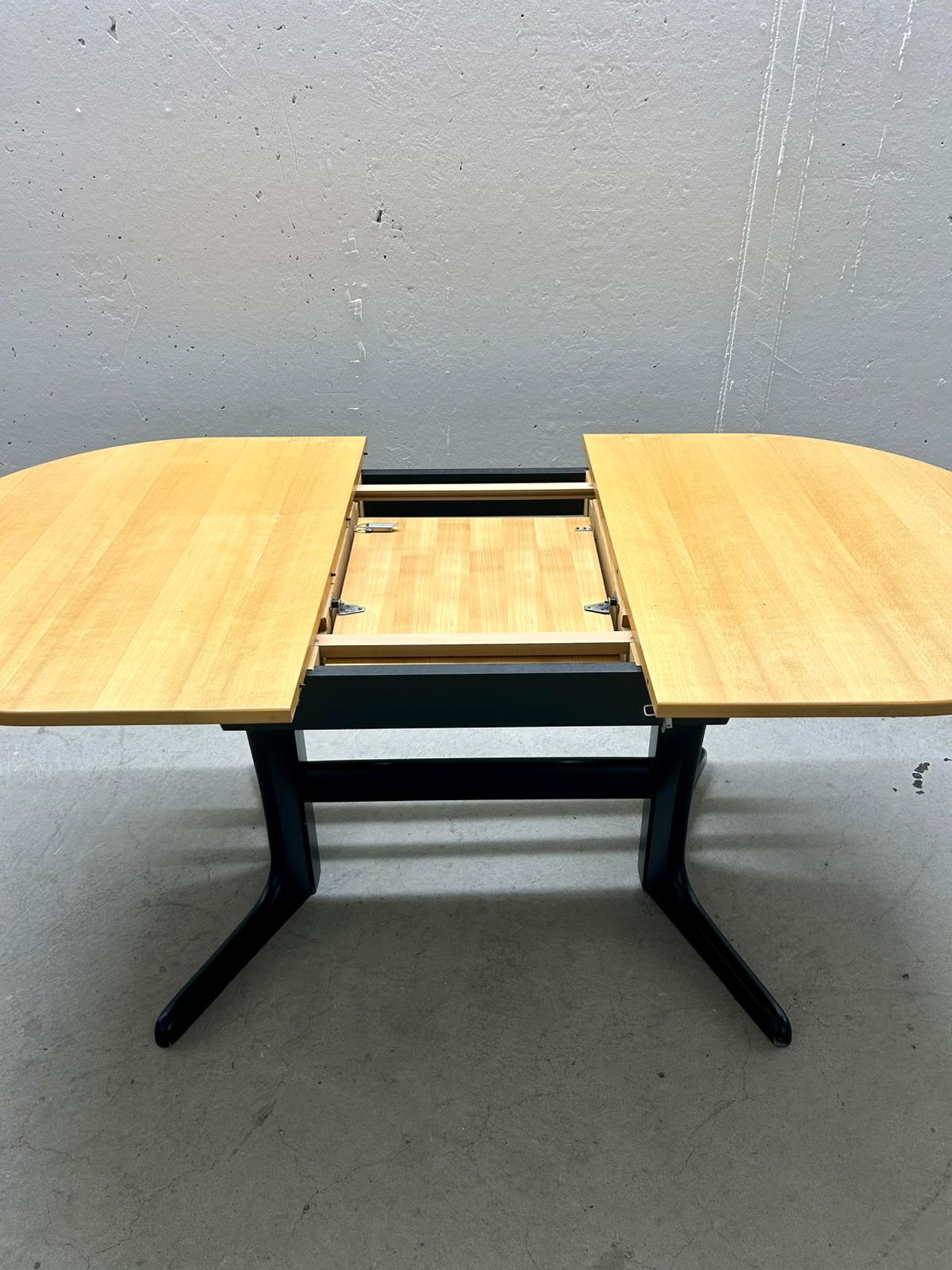 Ausziehbarer Esstisch helles Holz schwarzes Gestell oval