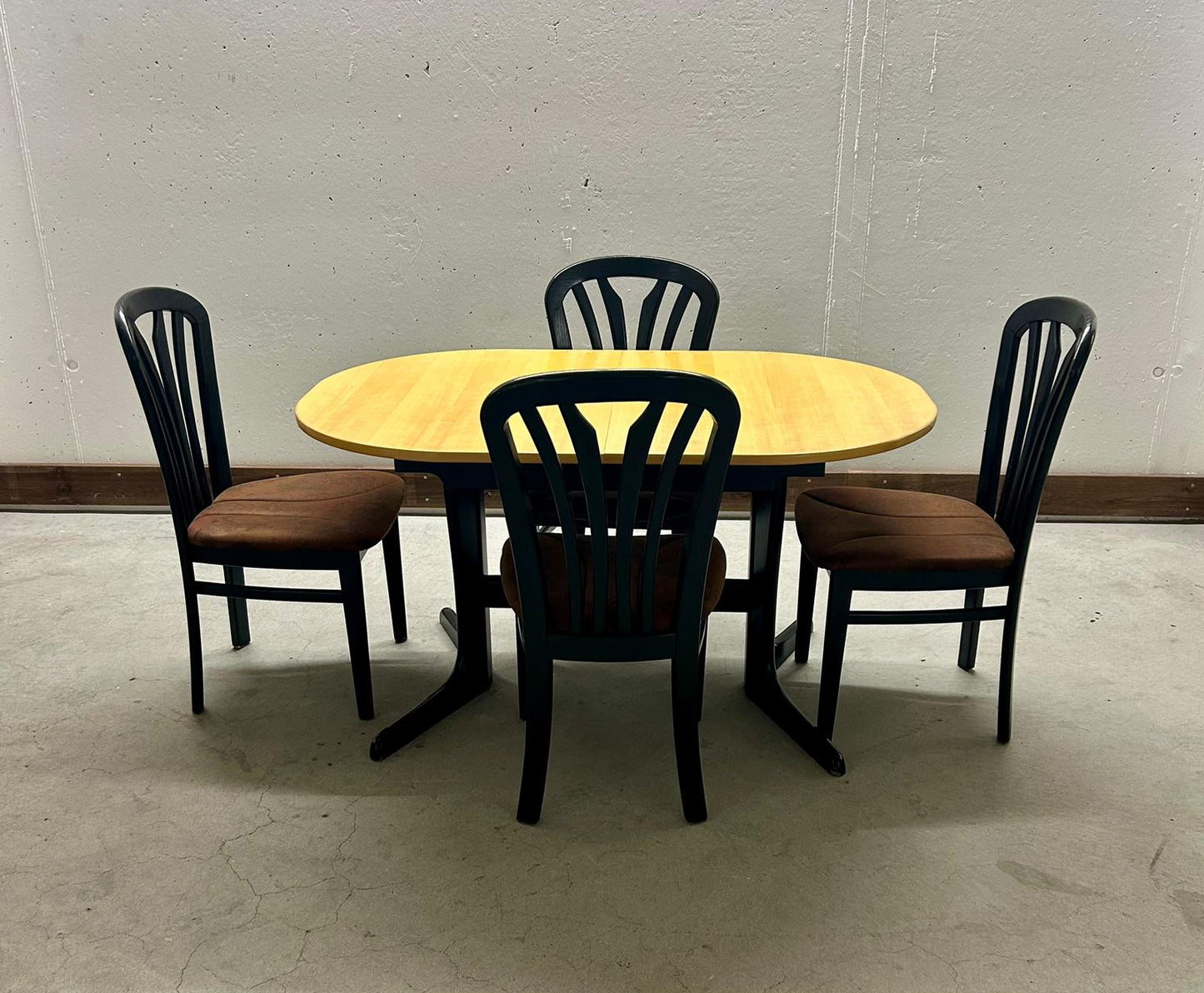 Esstischgruppe, 1 ausziehbarer Tisch und 4 Stühle, 5 teilig