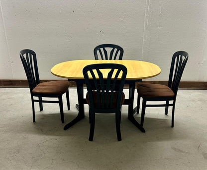 Esstischgruppe, 1 ausziehbarer Tisch und 4 Stühle, 5 teilig