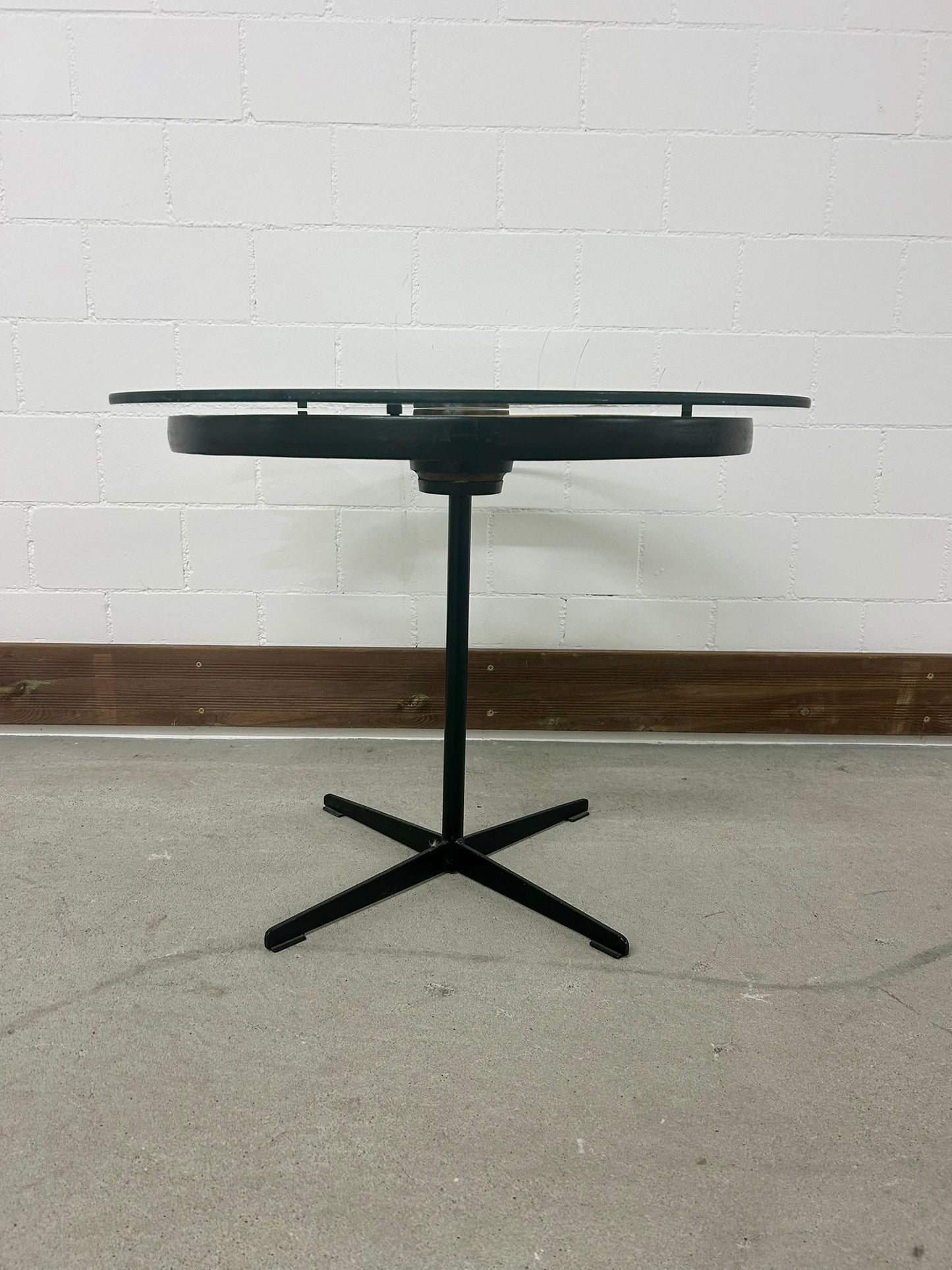 Vintage Retro Tisch mit Wagenrad Glasplatte Beistelltisch