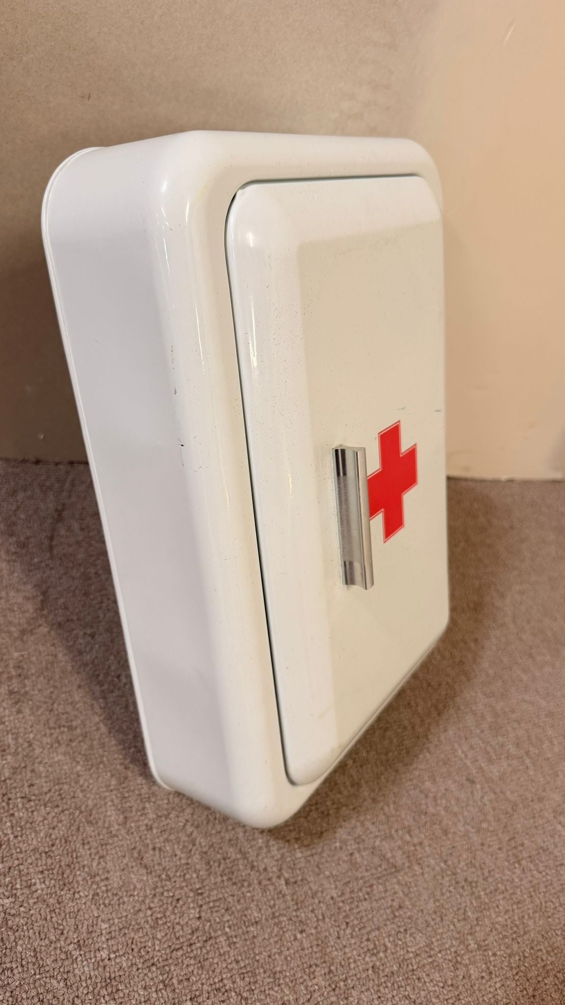 Vintage Erste-Hilfe-Schrank Medizinschrank aus Metall
