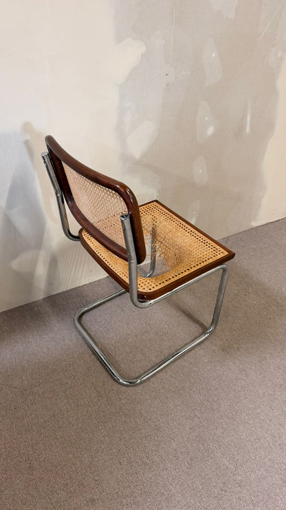 Bauhaus Freischwinger mit defektem Wiener Geflecht