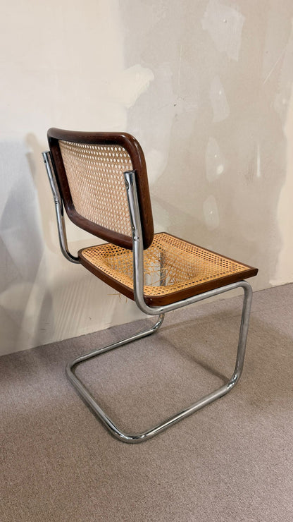 Bauhaus Freischwinger mit defektem Wiener Geflecht