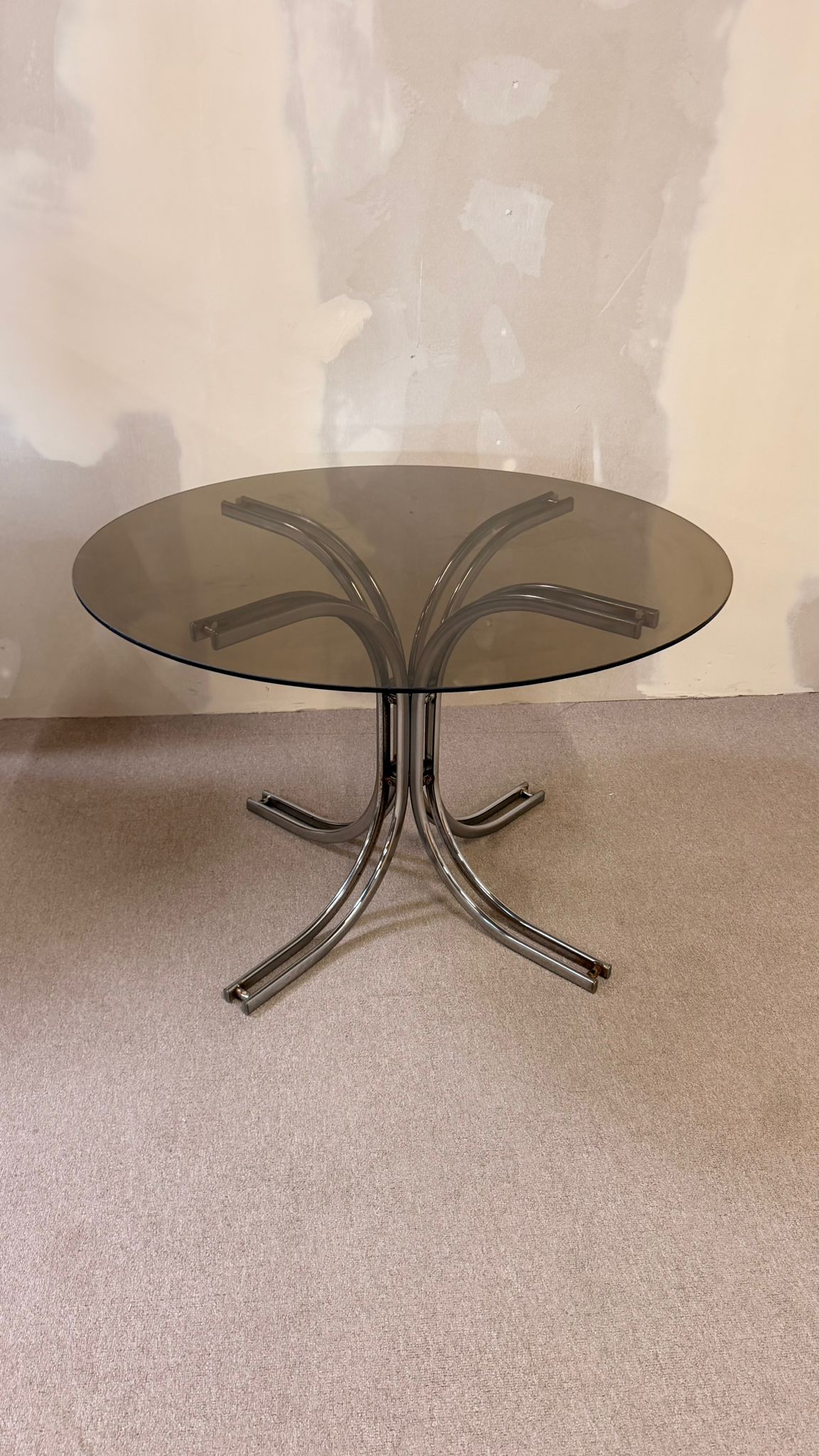 Italienischer Vintage Esstisch mit Rauchglasplatte Chromfuss