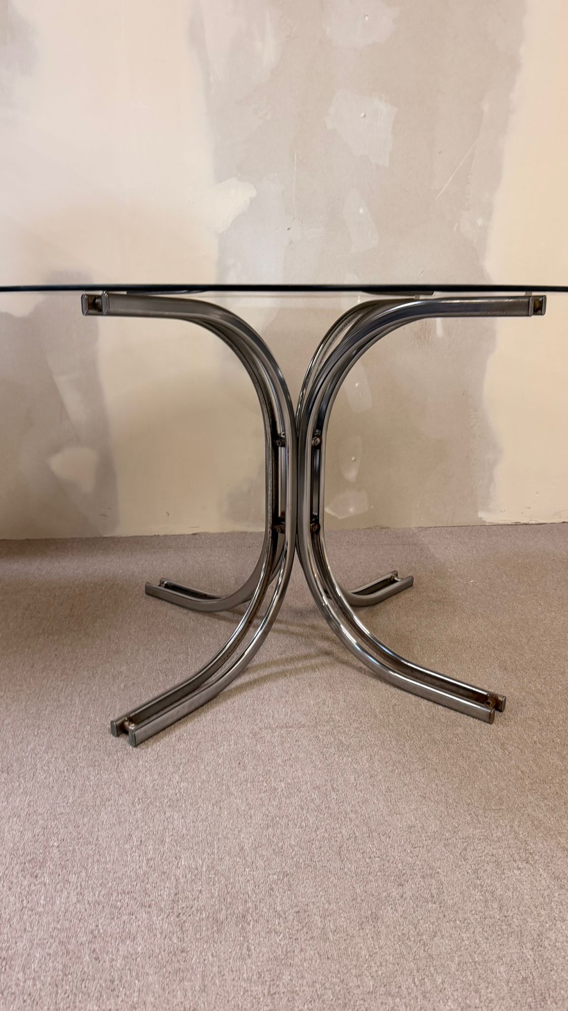 Italienischer Vintage Esstisch mit Rauchglasplatte Chromfuss