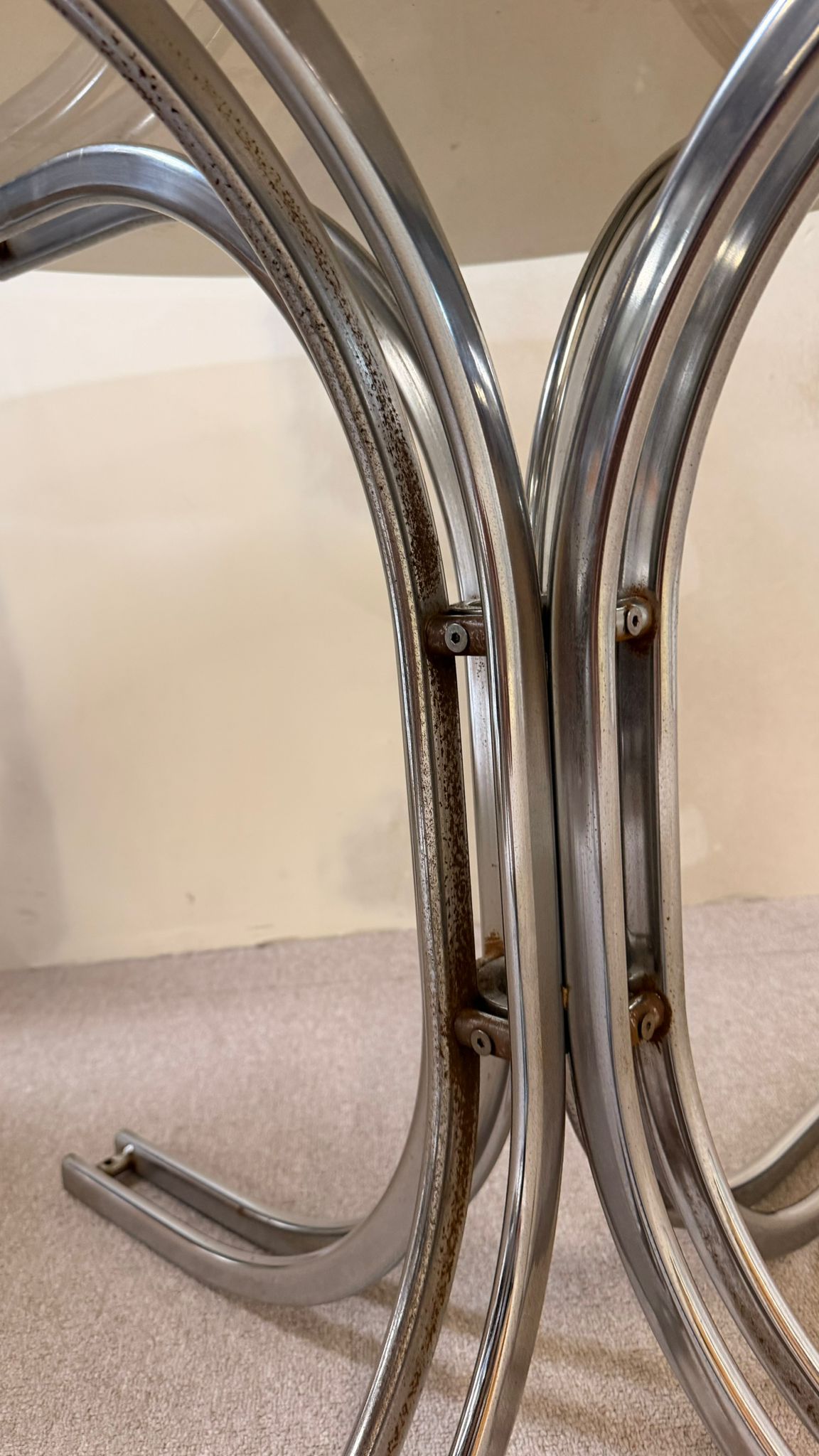 Italienischer Vintage Esstisch mit Rauchglasplatte Chromfuss