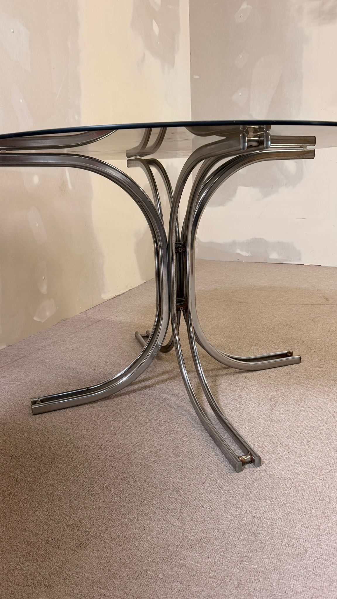 Italienischer Vintage Esstisch mit Rauchglasplatte Chromfuss