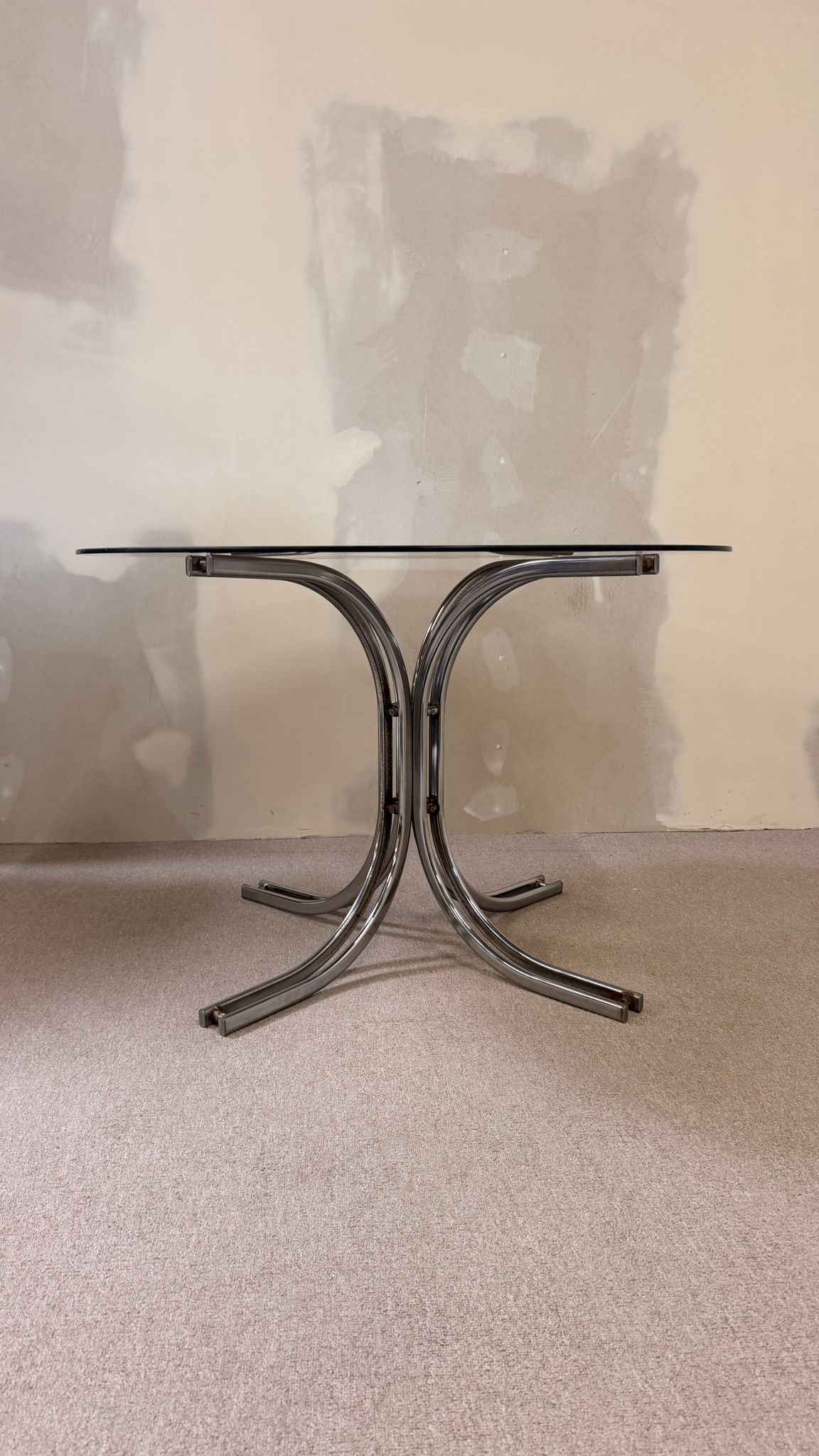 Italienischer Vintage Esstisch mit Rauchglasplatte Chromfuss