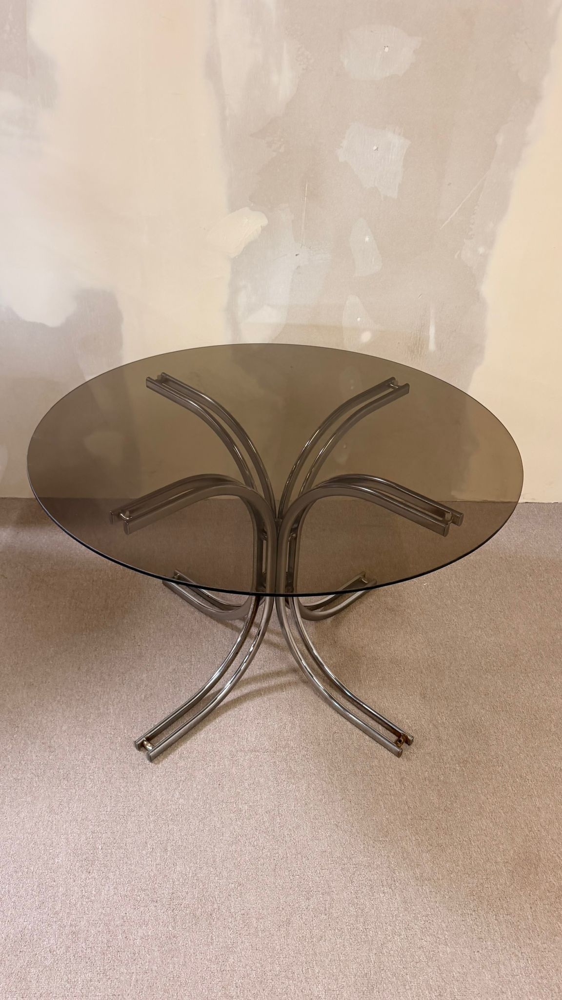Italienischer Vintage Esstisch mit Rauchglasplatte Chromfuss
