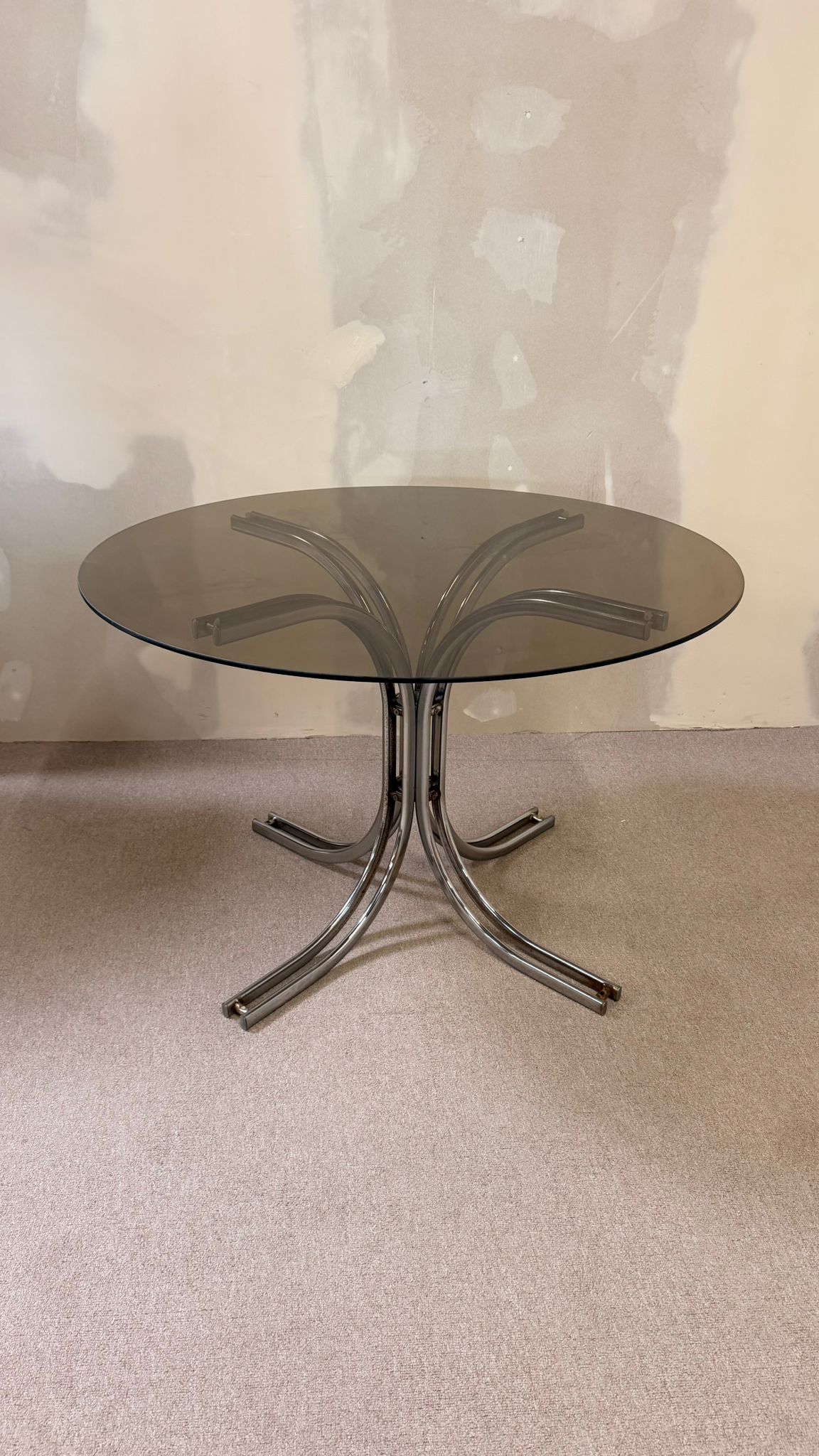 Italienischer Vintage Esstisch mit Rauchglasplatte Chromfuss