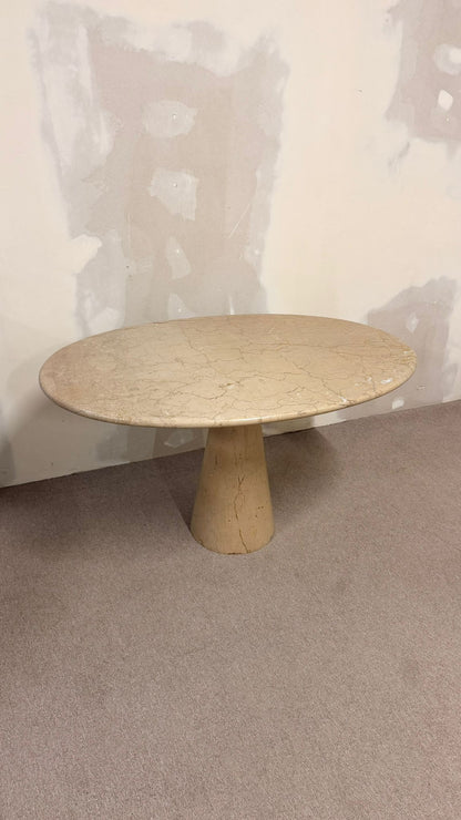 Italienischer Esstisch aus Marmor in ovaler Form