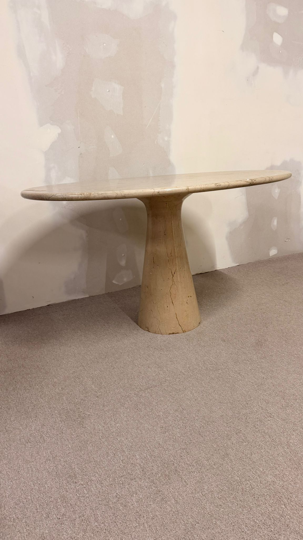 Italienischer Esstisch aus Marmor in ovaler Form