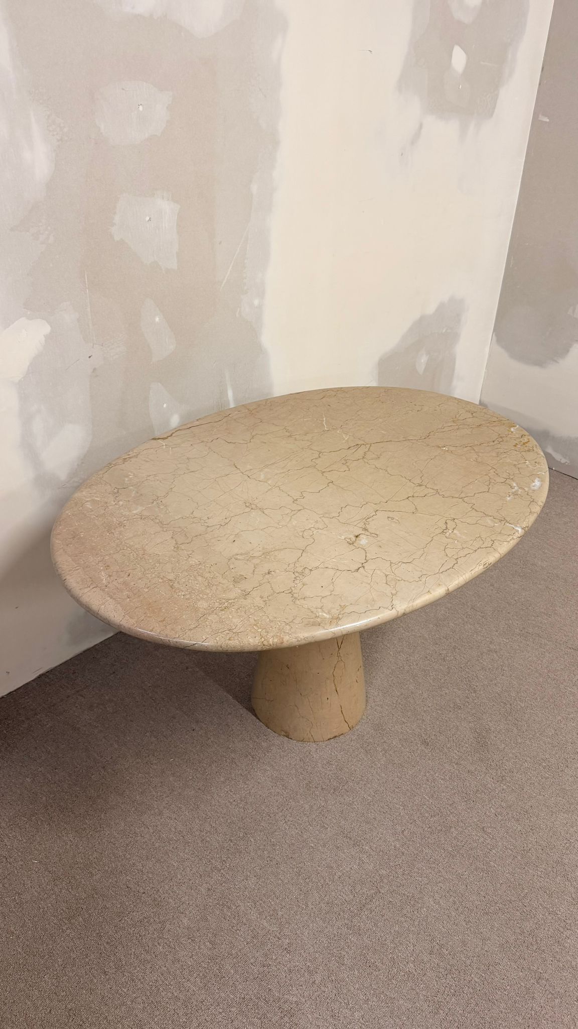 Italienischer Esstisch aus Marmor in ovaler Form