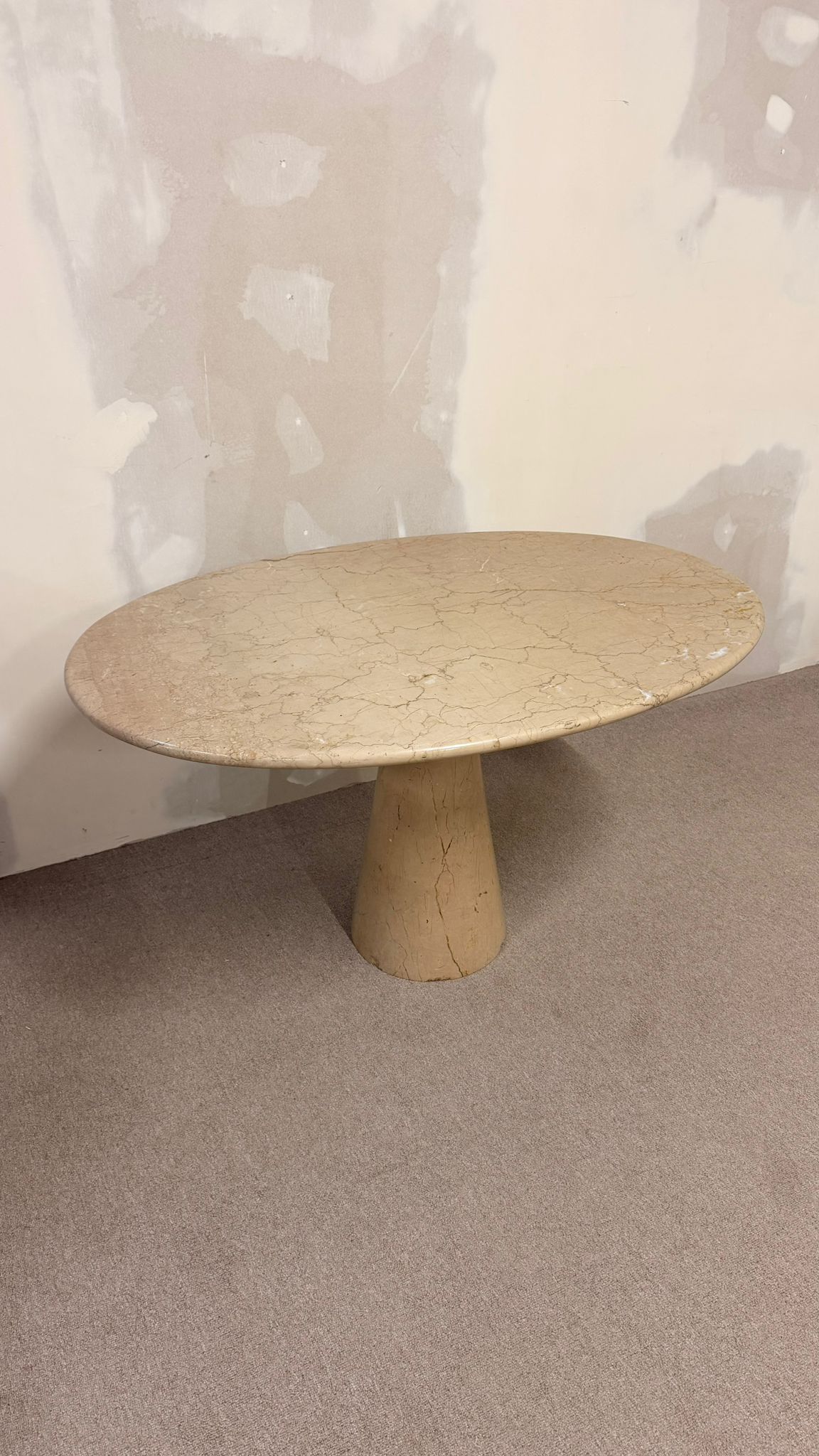 Italienischer Esstisch aus Marmor in ovaler Form