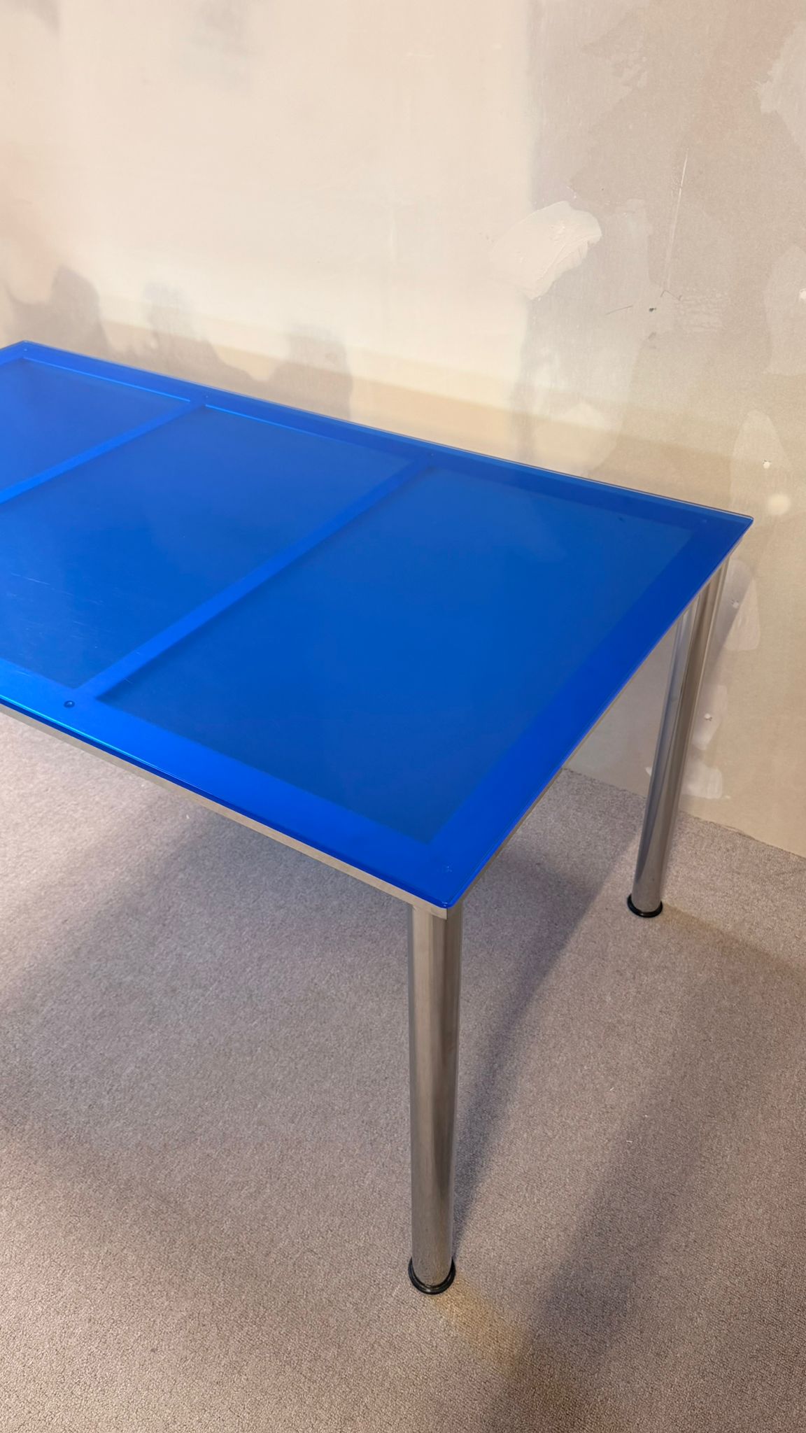 Blauer Esstisch aus Glas mit Chromfüssen