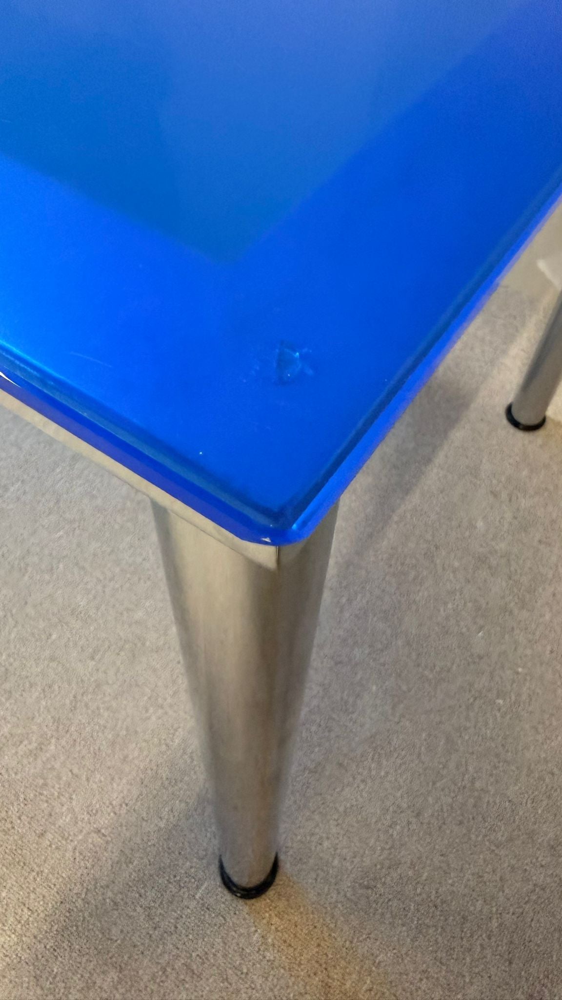 Blauer Esstisch aus Glas mit Chromfüssen