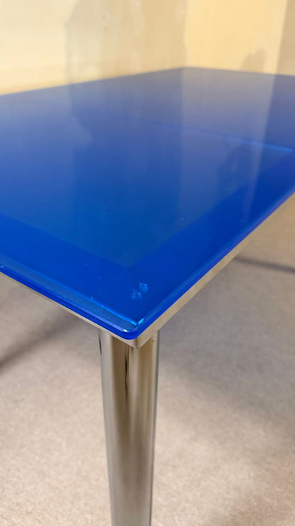 Blauer Esstisch aus Glas mit Chromfüssen