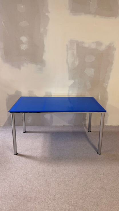 Blauer Esstisch aus Glas mit Chromfüssen