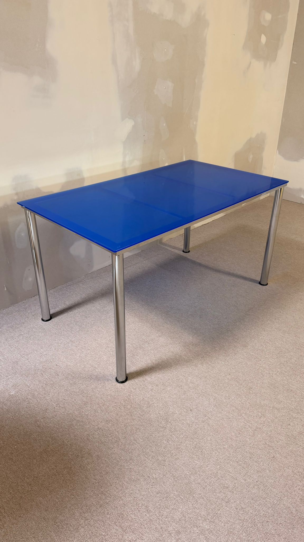 Blauer Esstisch aus Glas mit Chromfüssen