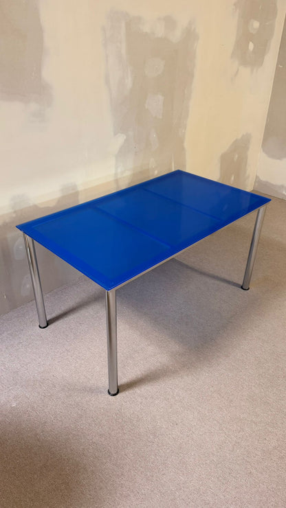 Blauer Esstisch aus Glas mit Chromfüssen