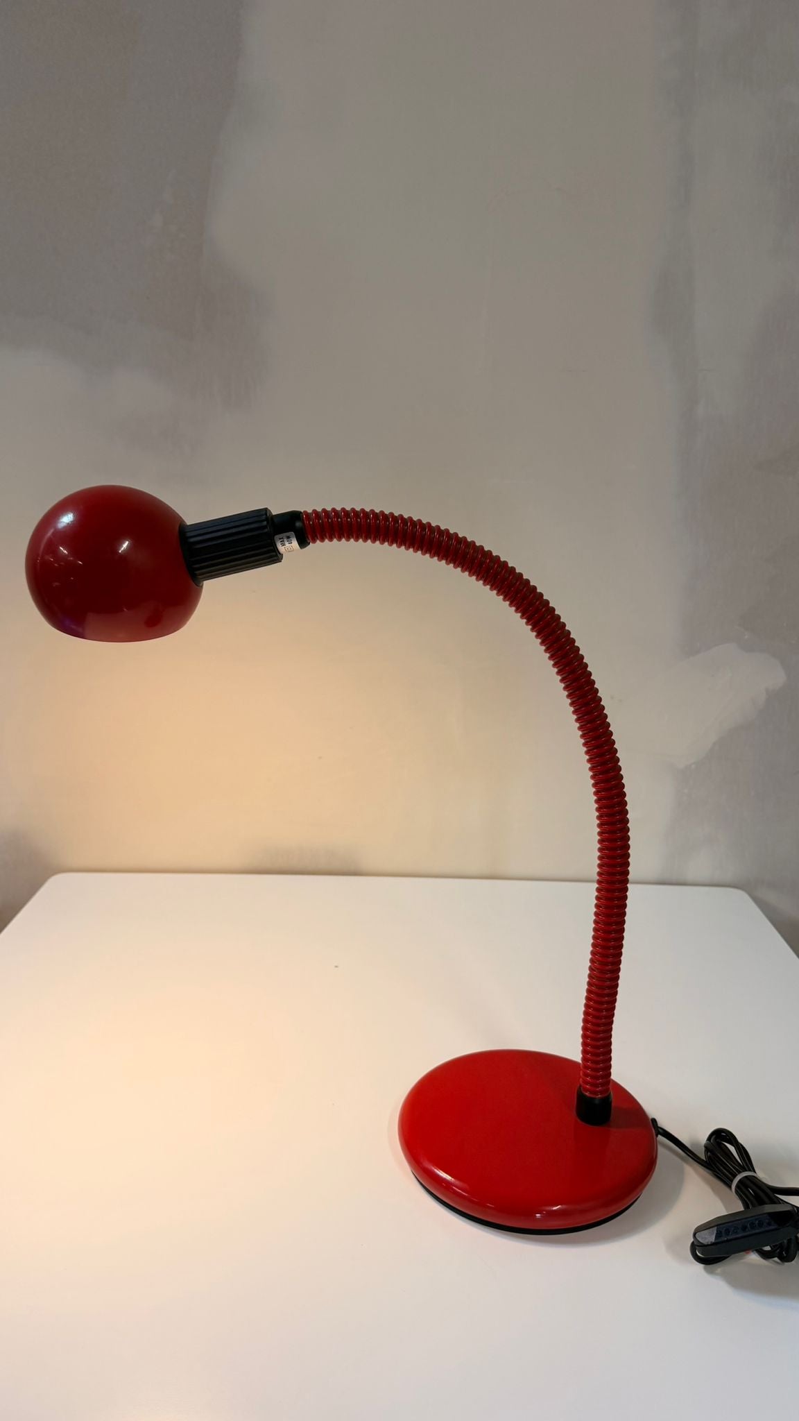 Rote italienische Space Age Tischlampe mit Schwanenhals 70`s