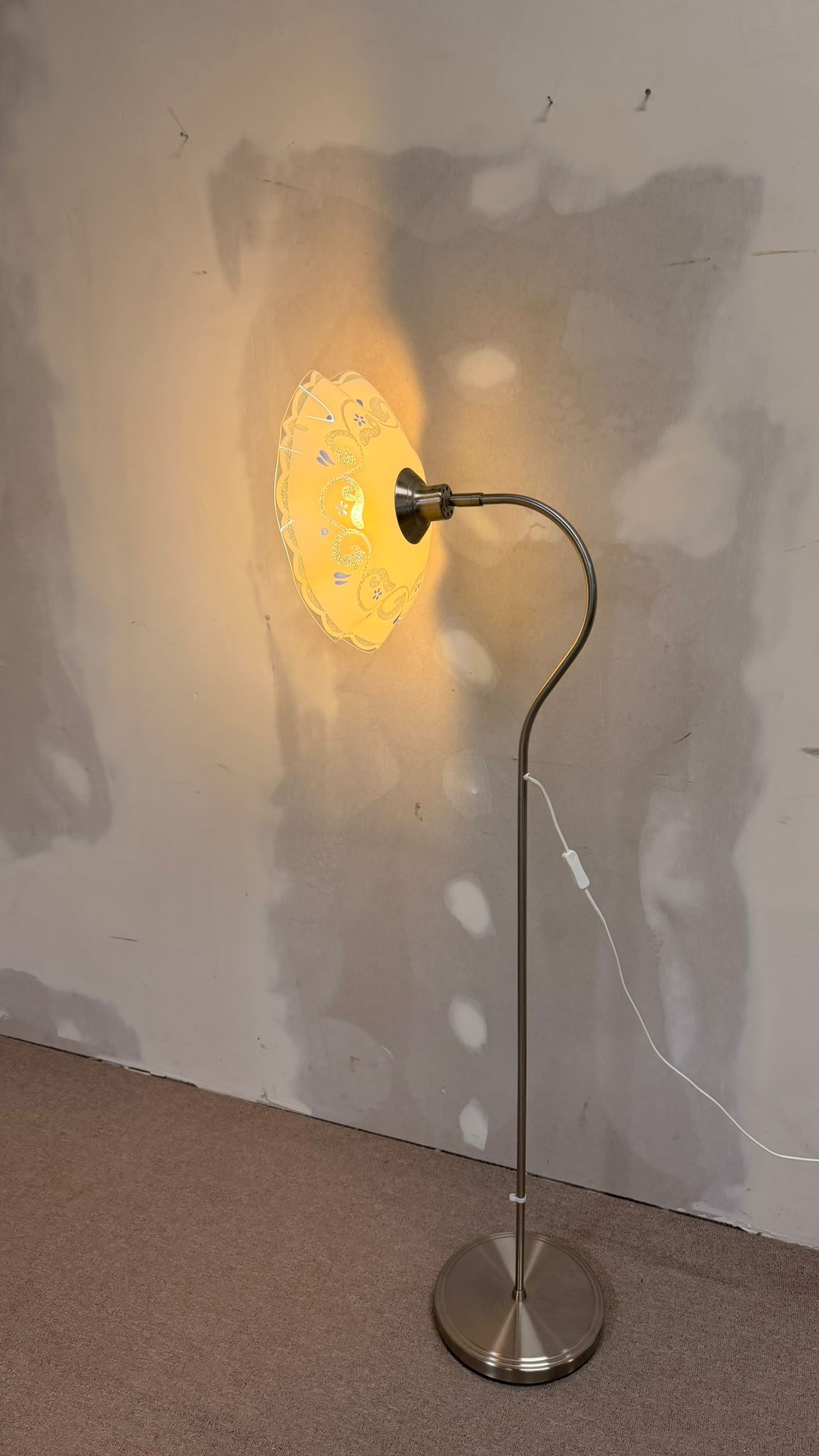 Stehlampe mit Schwanenhals Blumenmuster Lampenschirm Glas