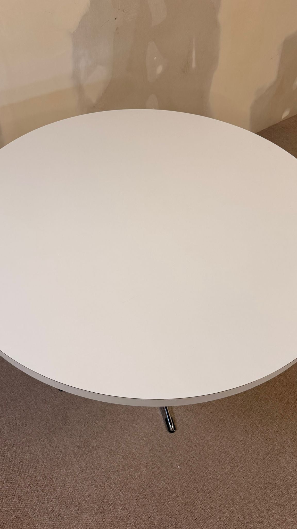 Runder vintage Tisch weiss mit Chromfuss in Sternenform