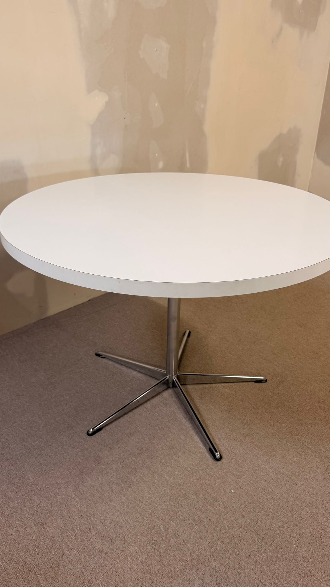 Runder vintage Tisch weiss mit Chromfuss in Sternenform