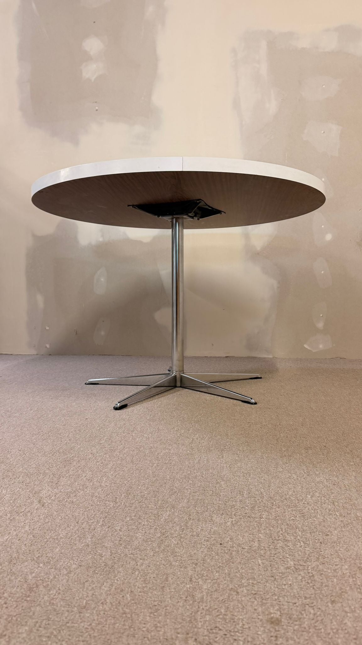 Runder vintage Tisch weiss mit Chromfuss in Sternenform